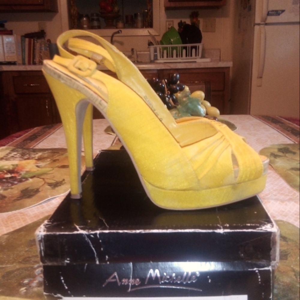 SIZE 9 ANNE MICHELLE STILETTOS